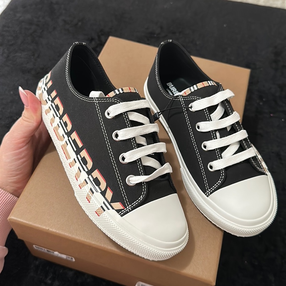 Burberry kids logo sneakers black size 34 euro/2.5 US